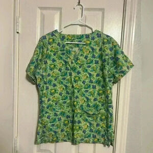 Woman’s green Scrub set size large like new- with catapults and leaves